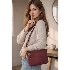 🧚🏻‍♀️ Old Navy Burgundy Crossbody Bag Suede Key Charm 3 Pocket 8x6x1